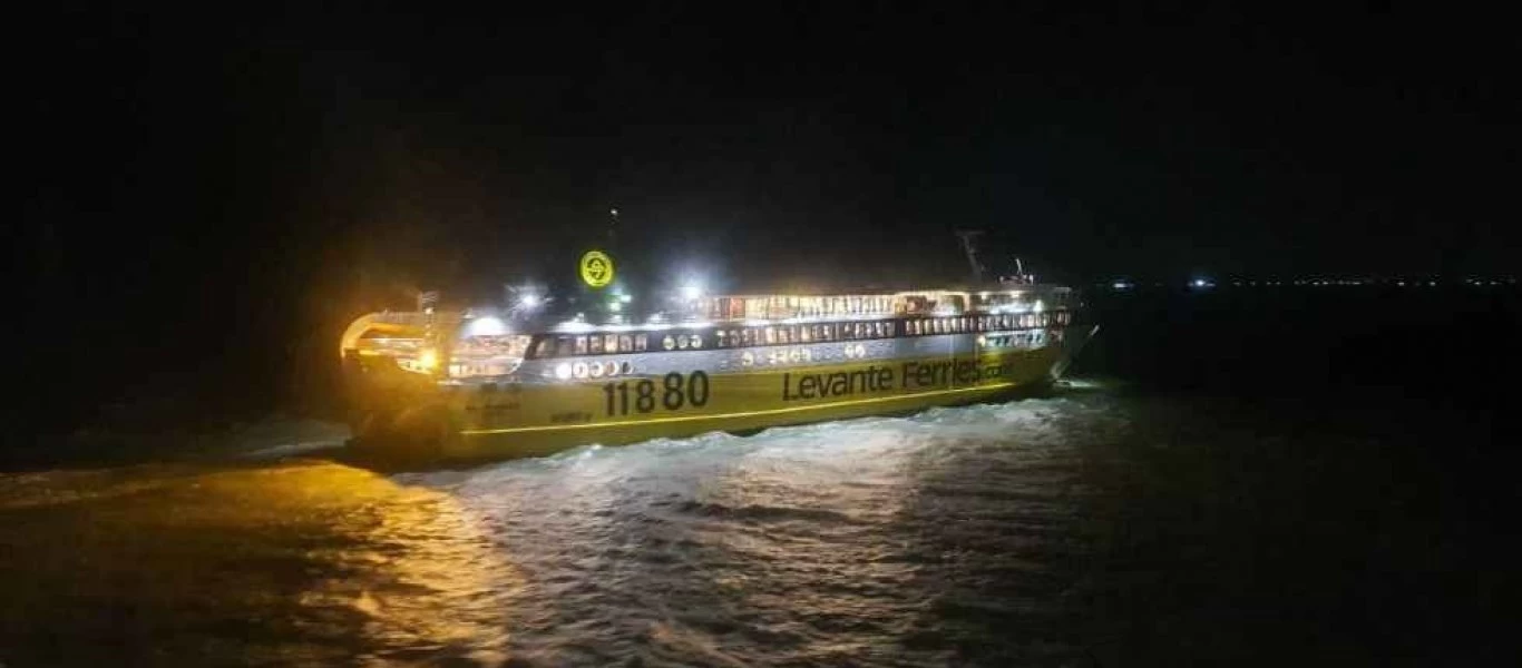 Βίντεο: Λιμενικοί σώζουν «παρά τρίχα» οδηγό ΙΧ που έπεσε από το πλοίο στη θάλασσα